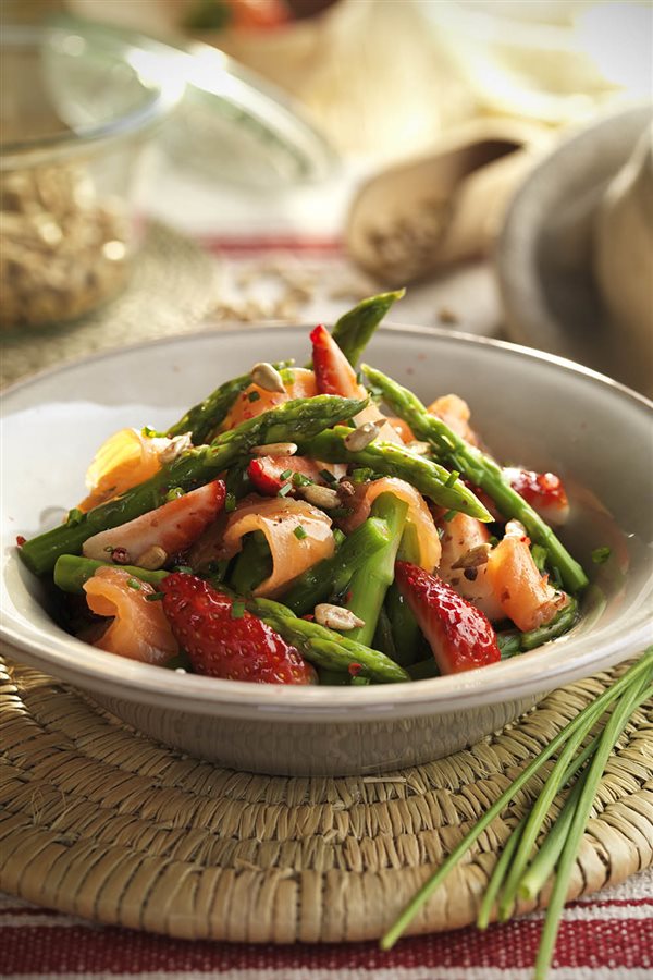 Recetas para adelgazar: espárragos al vapor con salmón y fresas.